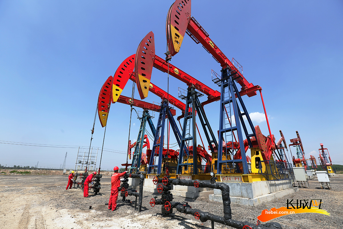 河北唐山:岗位坚守采油忙__凤凰网