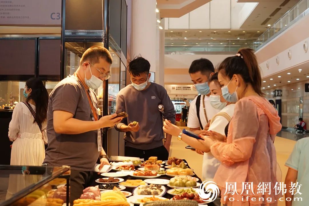 ▲素食展区（图片来源：凤凰网佛教 摄影：王子轩）