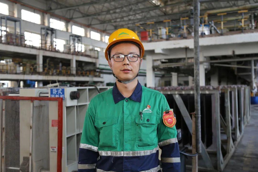 广西金川公司电解厂净液班班长在生产现场