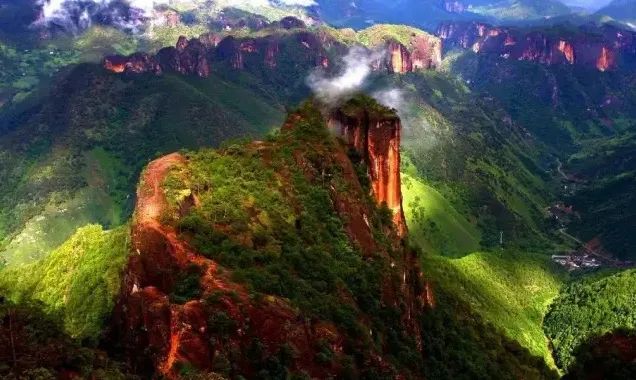 ▲ 丽江老君山是世界自然遗产“三江并流”的八大片区之一，以大片的高原丹霞地貌闻名 。图源/网络