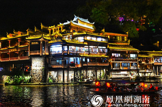 组图丨夜色撩人 凤凰古城浪漫夜景醉游人