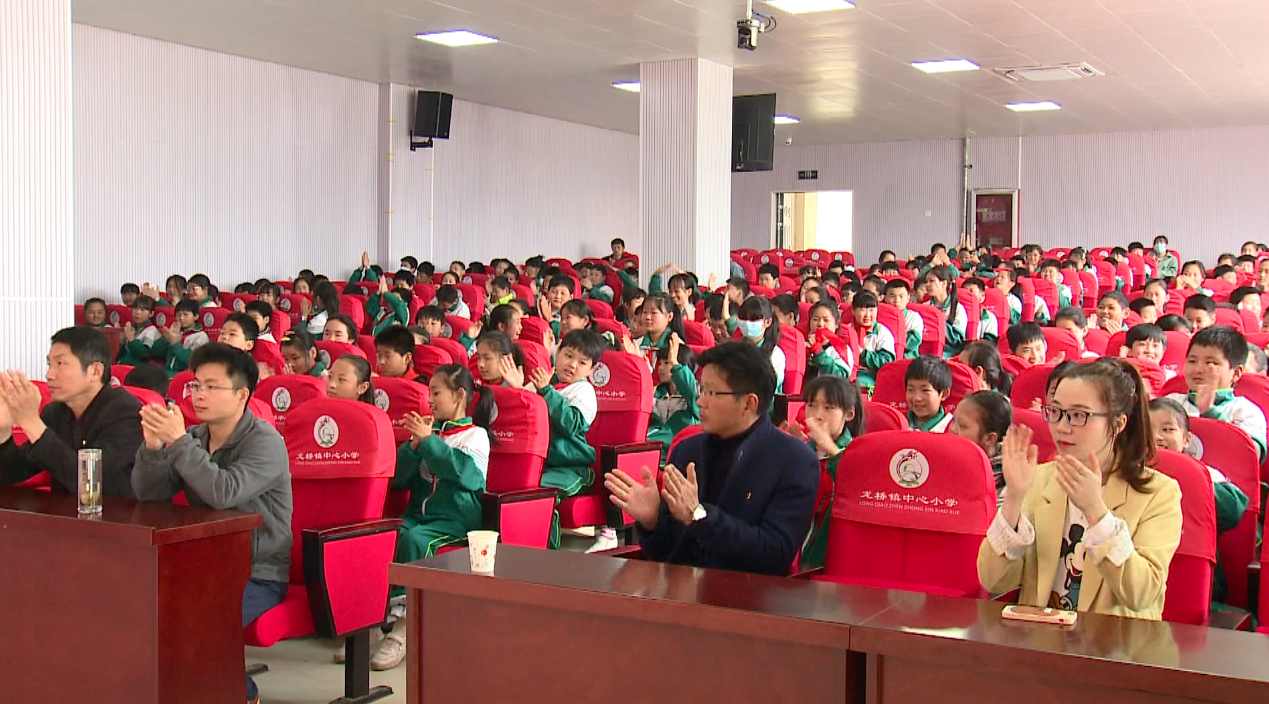 庐江八旬老兵讲故事红色基因植校园