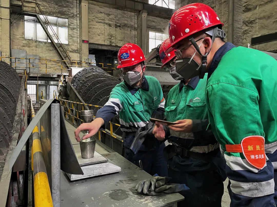 镍冶炼厂高锍磨浮车间磨矿岗位指导新员工测量浓度
