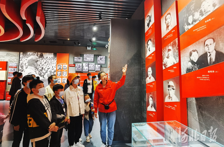 2021年5月1日,游客在位于邢台市的中国人民抗日军政大学陈列馆参观.