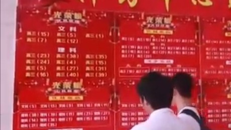 走进亚洲最大“高考工厂”毛坦厂中学，校园墙壁贴满了誓词