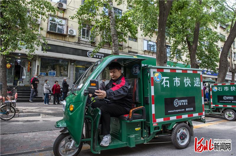 谷聪正在检查快递车辆的安全状况。河北日报记者田明摄