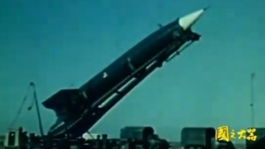 1960年11月5日，我国第一枚国产近程导弹发射成功