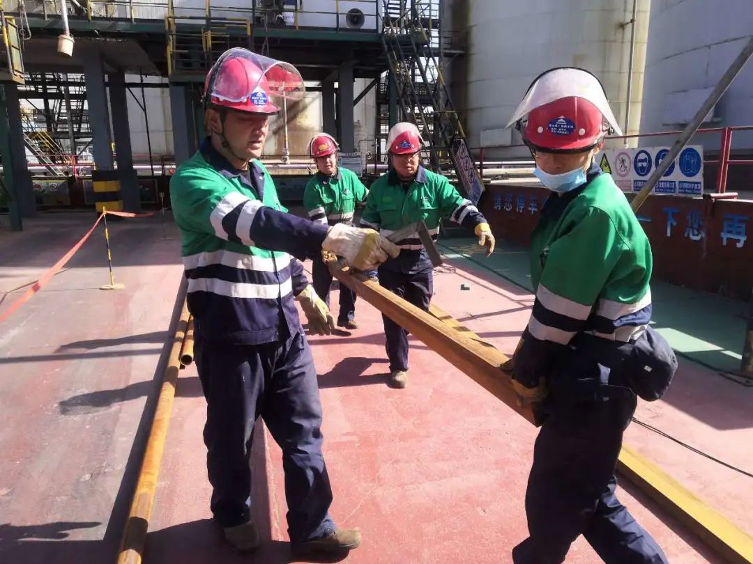 镍冶炼厂硫酸车间硫酸生产班正在制作安全隔离围栏