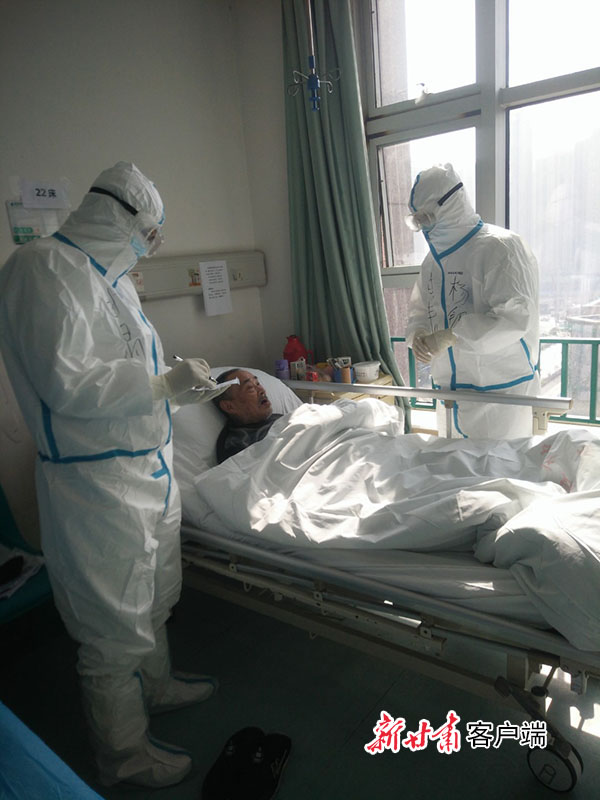 杨银功（右一）在武汉隔离病房查房