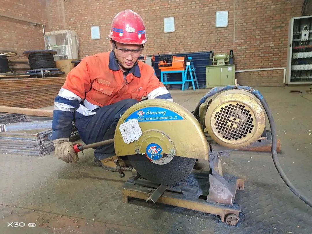 龙首矿采矿一工区焊工蔡强切割金属件