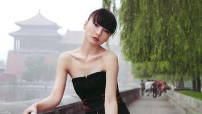 常春晓玩摸膝盖游戏遭干扰，错把鲁豫认出老公