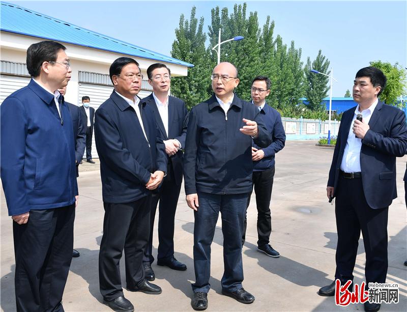 5月3日，省长许勤在邯郸市调研检查。这是许勤到肥乡区江水置换农村生活用水水厂，检查水源调度和水质监测工作。河北日报记者孟宇光摄