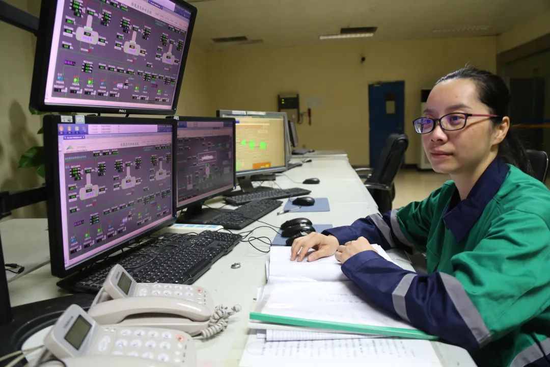 广西金川公司冶炼厂余热发电员工正在监控设备运行