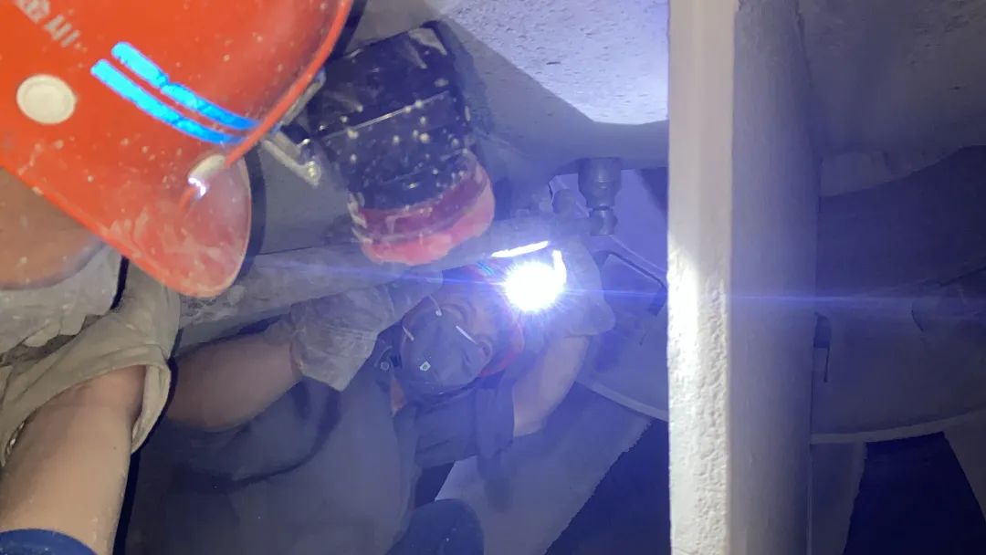 二矿区动力通风工区维修班组钳工在850mOP4维修风机