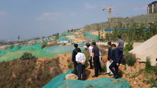 云南昆明“环湖开发”与湖争地,大量房产项目侵占滇池保护区_凤凰网