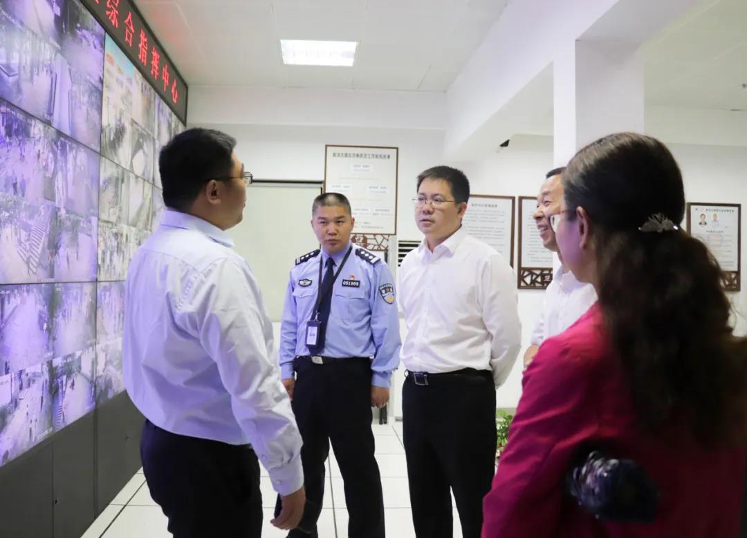 湖州区委副书记,区长温建飞率区级有关部门负责人,深入南浔古镇景区