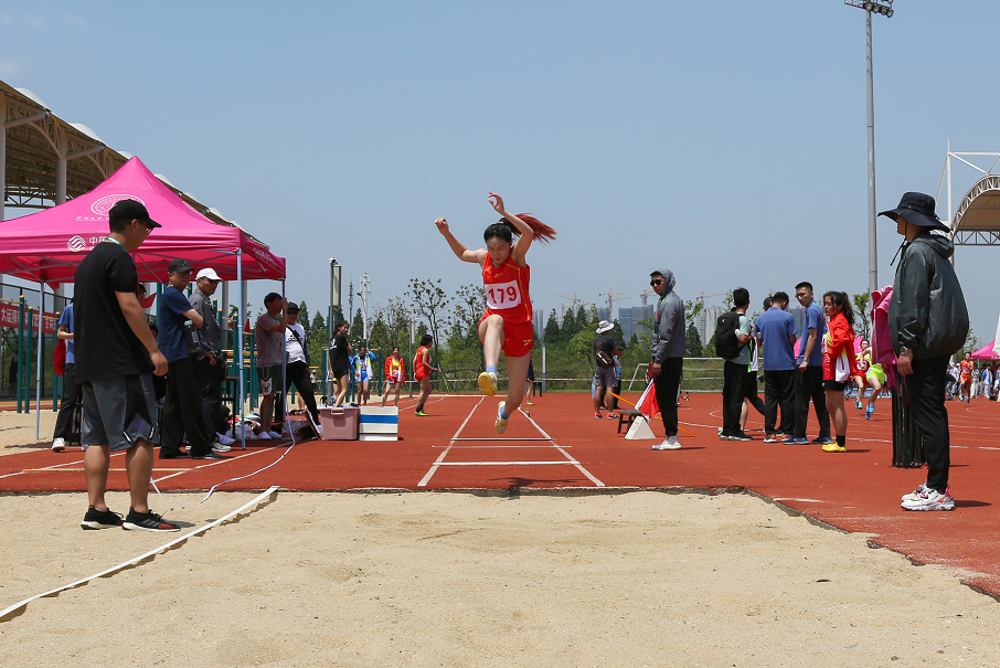 比赛项目涵盖男女100米,200米,110 米栏,跳高,跳远,标枪等32个项目