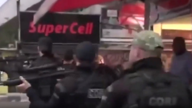 巴西警匪枪战惨况：贫民窟激烈火拼致25死，现场血流满地