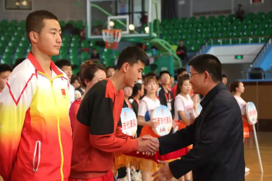 中共金昌市金川区委书记陆世平为男子青年组前8名代表队颁奖