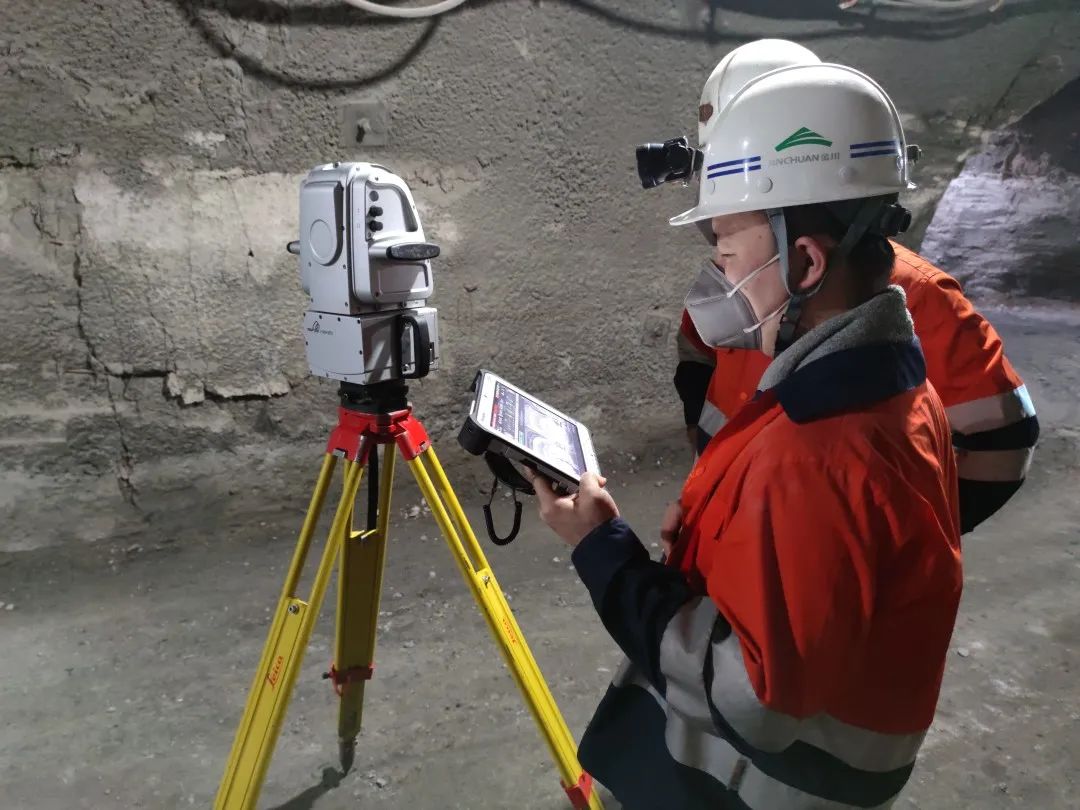 二矿区地质测量室测量组验收人员在井下934m分段进行进路验收