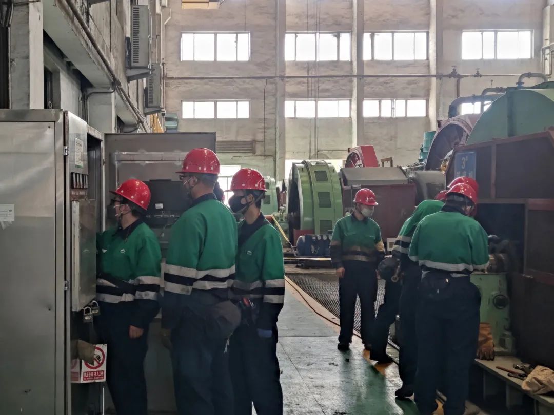 信息与自动化工程公司数字仪表工在选矿厂三选车间3#球磨机进行检修