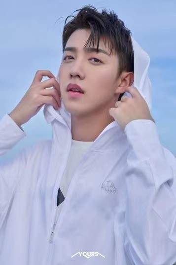 马闻远穿伯希和防晒衣现身网友曹女婿眼里有小星星