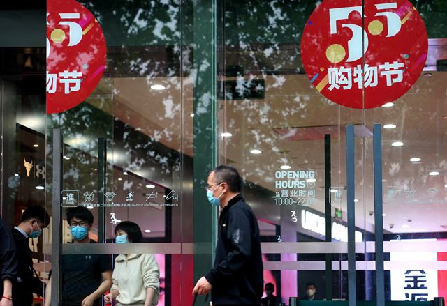 据“上海发布”的消息，截至5日14时12分，“五五购物节”上海地区消费支付总额已超100亿元。新华社图