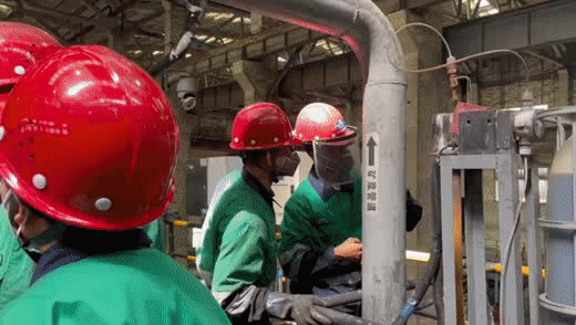 镍冶炼厂高锍磨浮车间、成品车间、铜熔炼车间职工正在现场加班加点