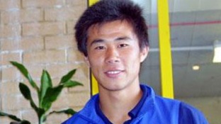 董方卓带领足球少年进行赛前集训,热身时遭球员“围打”_凤凰网视频_凤凰网