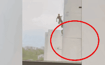 实拍：国外消防员从天而降踢回跳楼女子 不小心将其踹下11楼