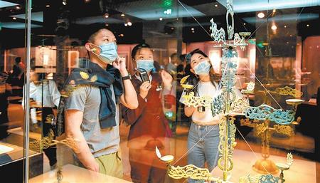 5月5日，兰州市民在甘肃省博物馆参观。新甘肃·甘肃日报记者 吕亚龙