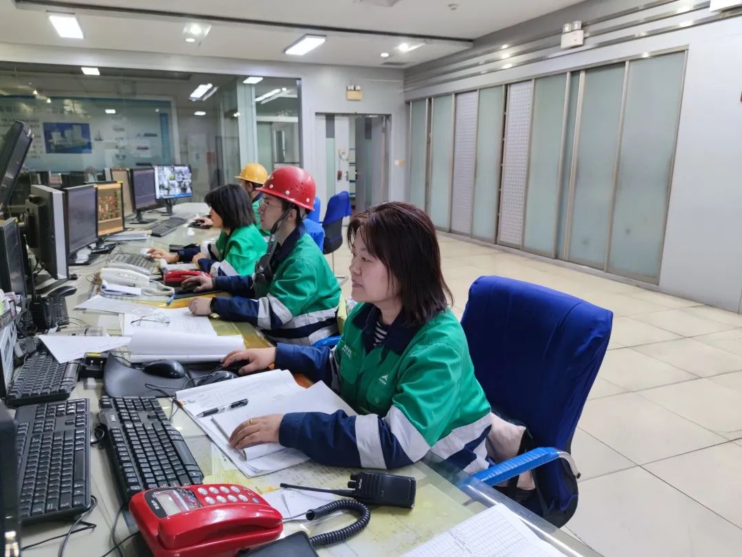 铜业公司熔炼分厂合成炉中控室职工正紧盯各项生产流程和参数