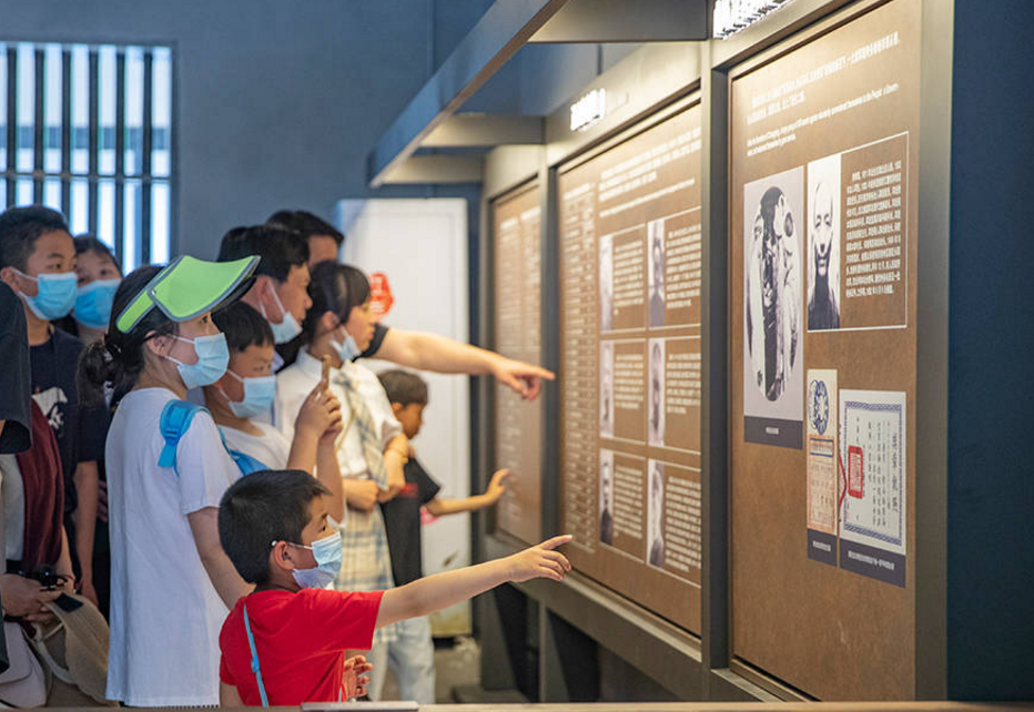 5月1日,游客在重庆渣滓洞看守所旧址景区参观游览。黄伟 摄