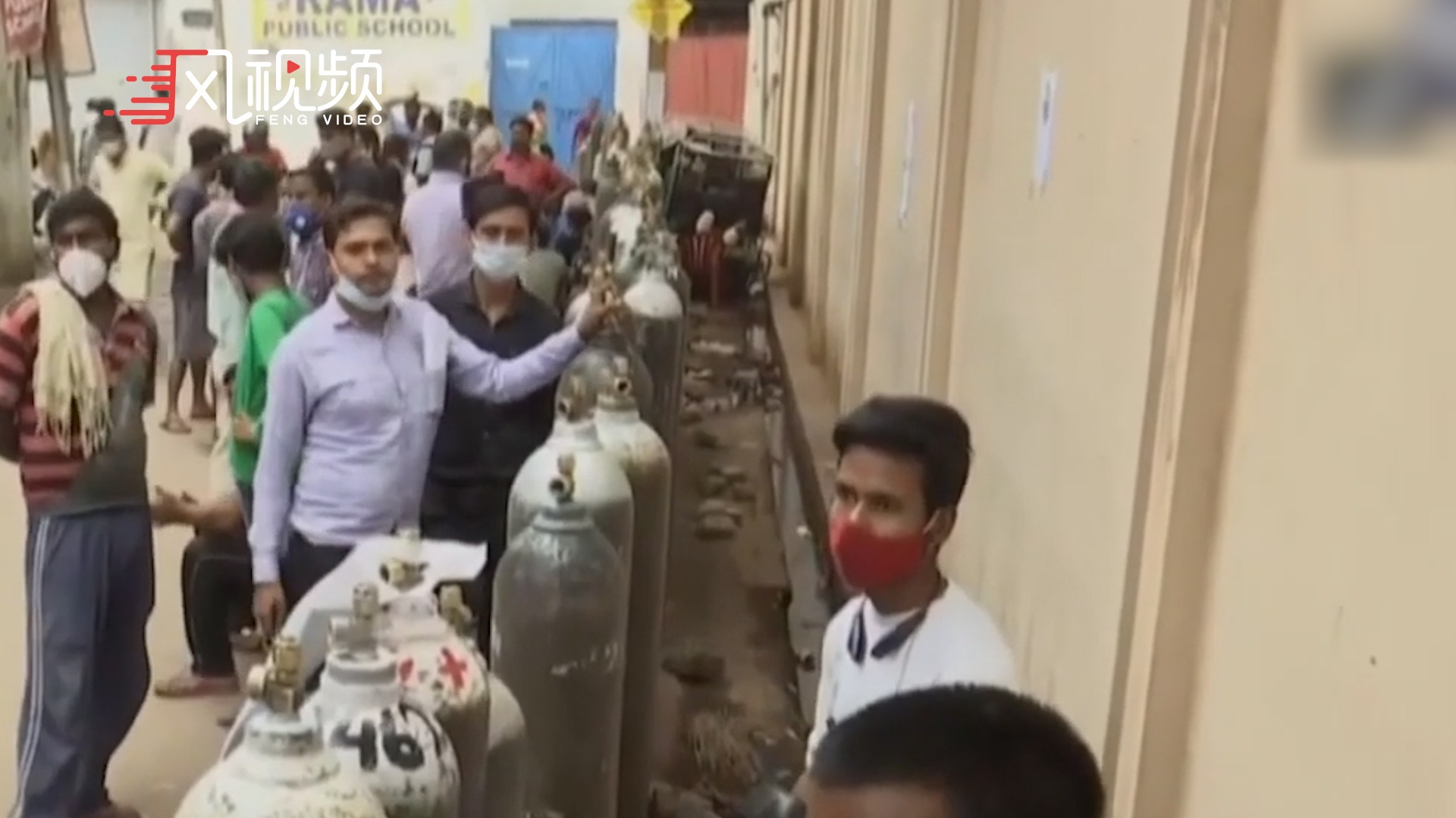 居民正排队充氧气 印度制氧厂突然爆炸致3死8伤