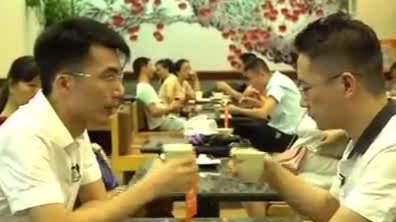 安徽和叶建斌在网上相识一见钟情，安徽提出的同居理由让他无法拒绝