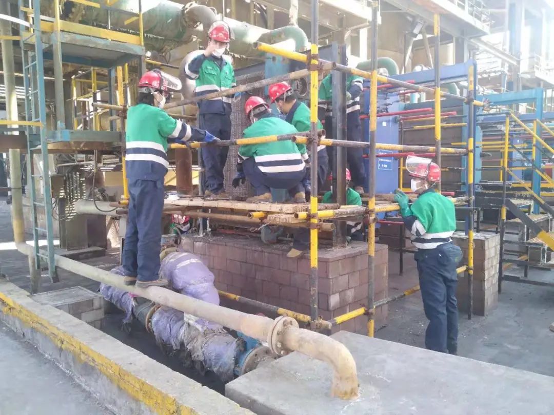 铜业公司硫酸分厂职工在检修板式换热器