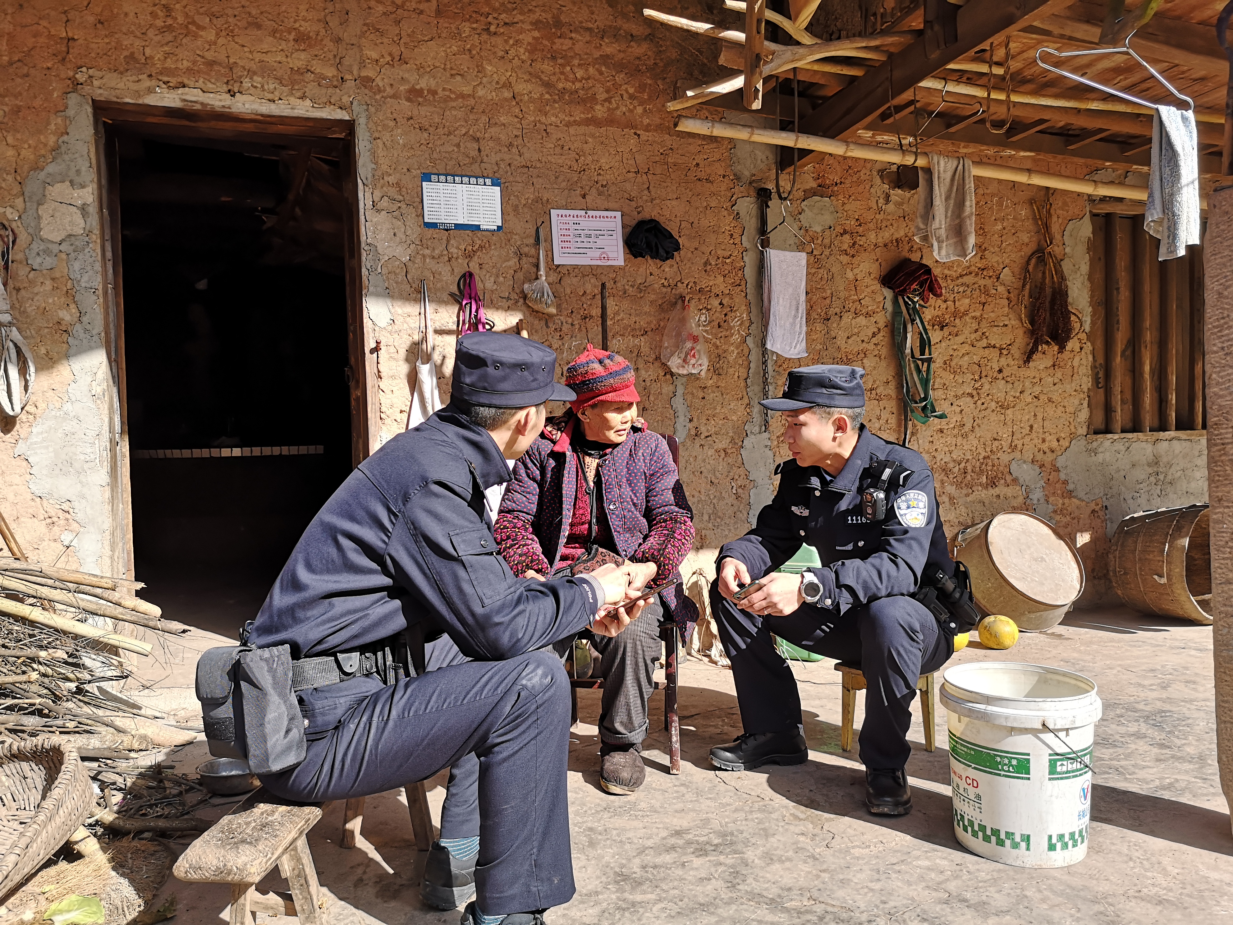 民警上门关心老年群众。（重庆警方供图）