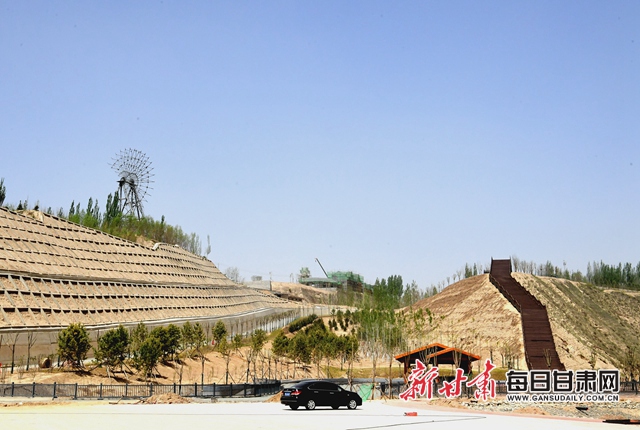 兰州野生动物园内的观光栈道