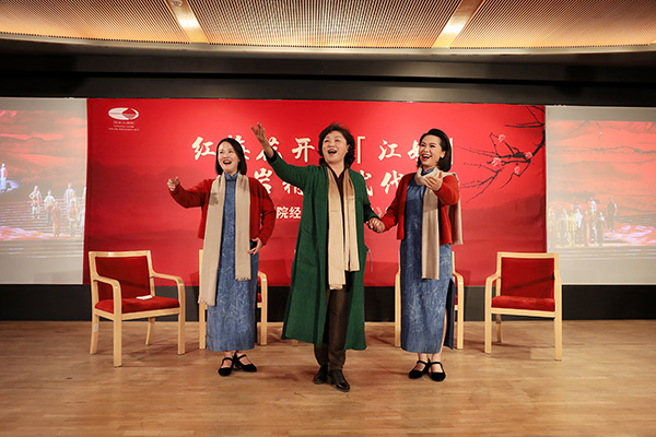 南北两代“江姐”共唱《红梅赞》，左起：周琛、孙少兰、何晓楠