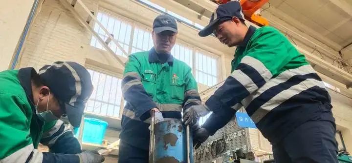 信息与自动化工程公司阀门维检职工正在对选矿厂三选车间的气缸进行修复