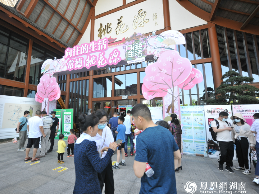 旅客查验健康码无误后入园