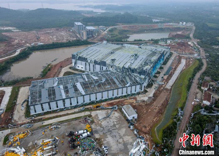 龙卷风过境后，武汉市蔡甸区一在建工地受损严重 邹浩 摄