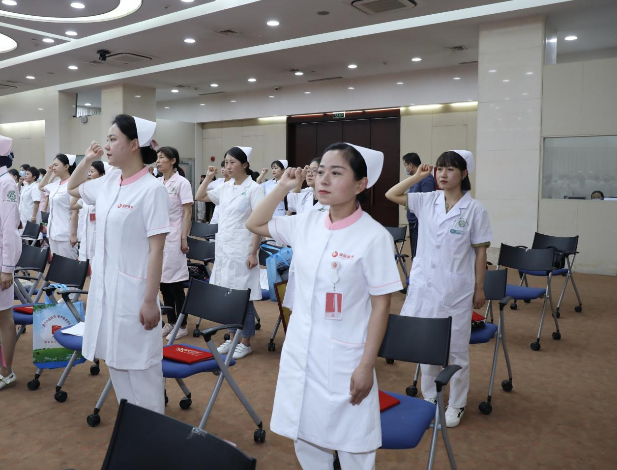 白衣执甲爱满人间西安高新区举行2021年国际护士节表彰大会