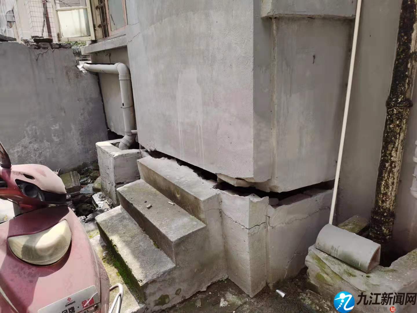 8日,记者来到马狮路13号,只见一排老旧居民楼呈南北排列,灰色基座.