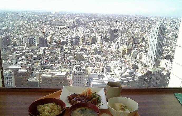 日本东京都厅是新宿西口的象征建筑 高楼夜景更是人气的秘密 第一本 凤凰网