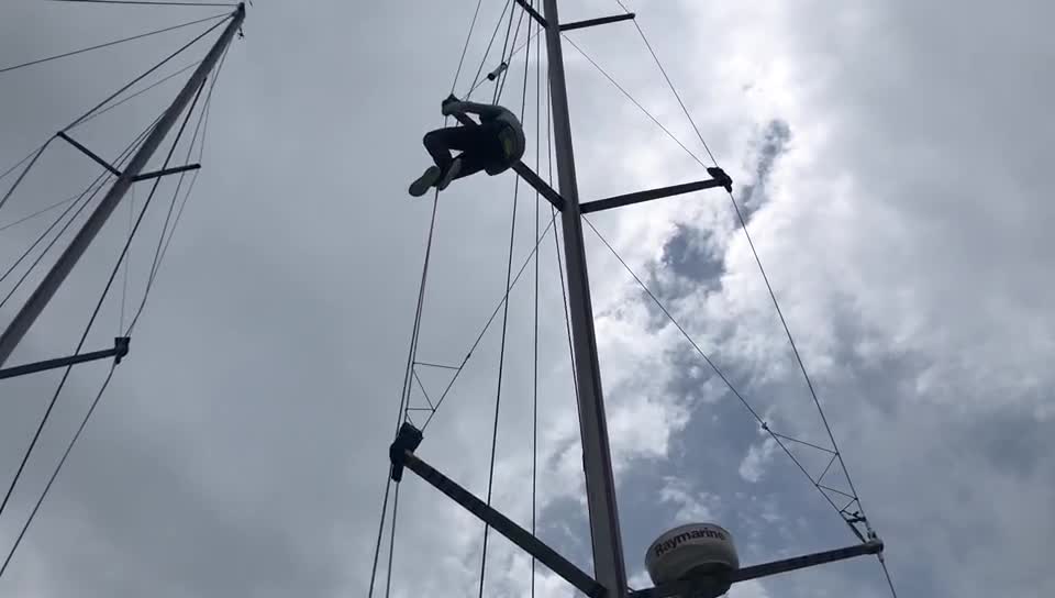 和气人家船员修理帆杆 调整至最佳状态备战第二赛段