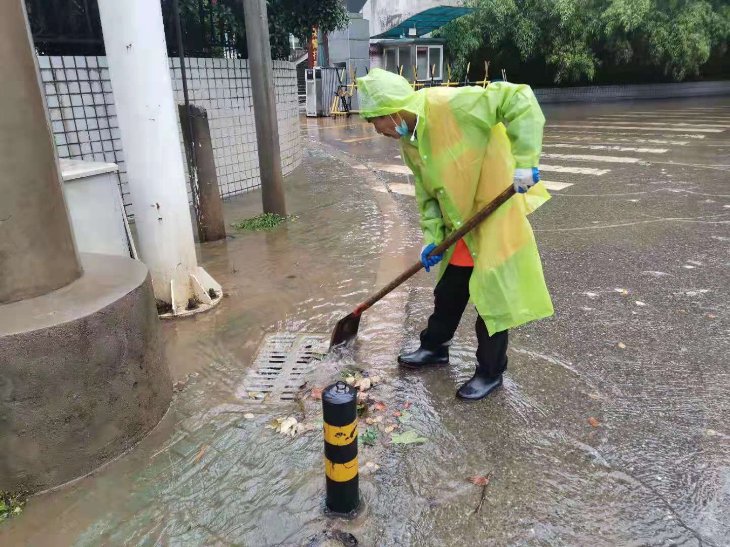 闻令而动 冒雨而行 市区城管部门全员上路积极应对极端天气 恢复城市环境秩序