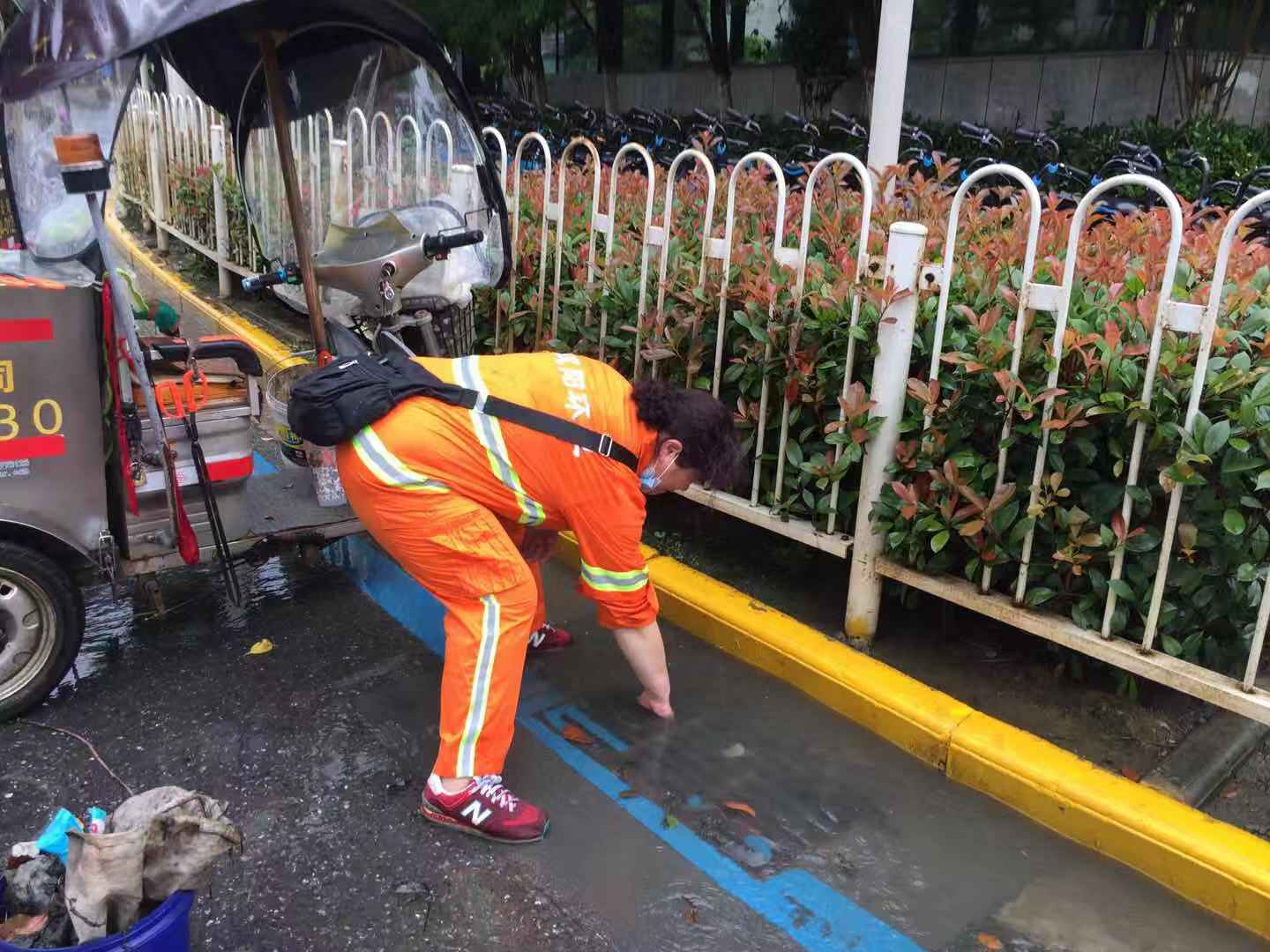 恶劣天气袭击武汉 城管全员上路多举措应对 恢复城市环境秩序