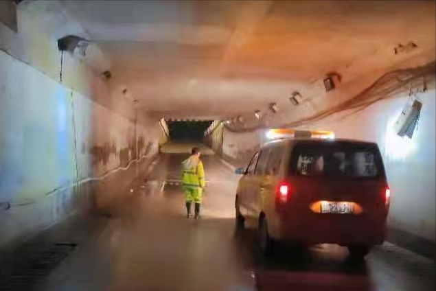 闻令而动 冒雨而行 市区城管部门全员上路积极应对极端天气 恢复城市环境秩序