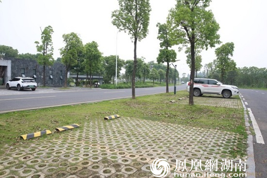 环湖路新增停车位